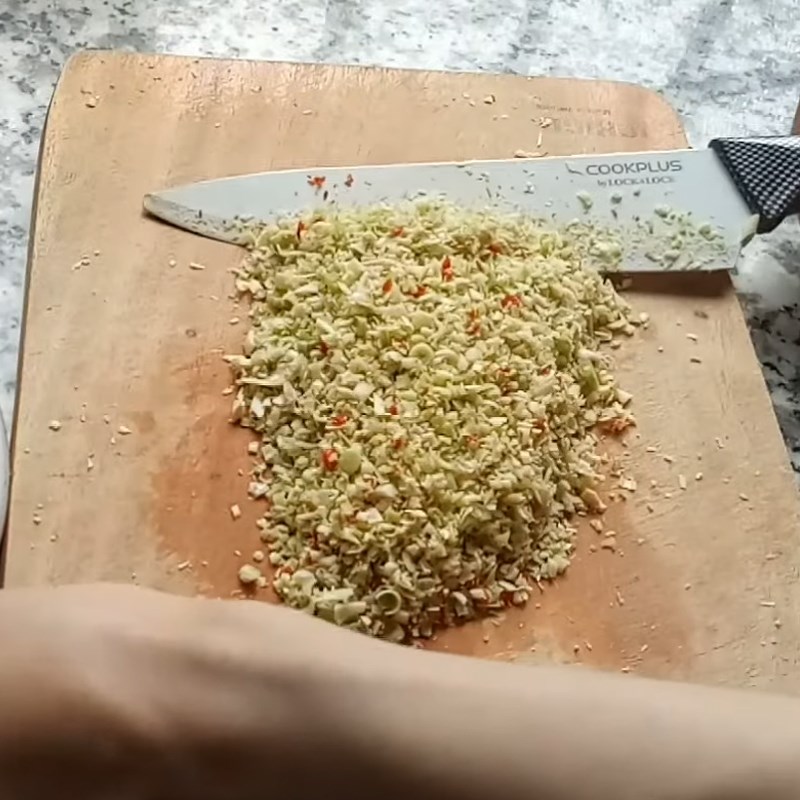 Bước 2 Băm nhuyễn sả ớt Bò kho sả ớt