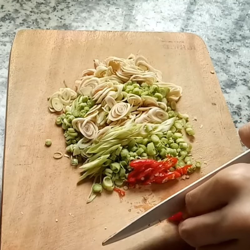 Bước 2 Băm nhuyễn sả ớt Bò kho sả ớt