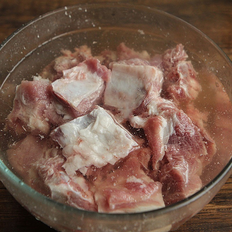 Bước 1 Sơ chế sườn Canh cải chua sườn non heo