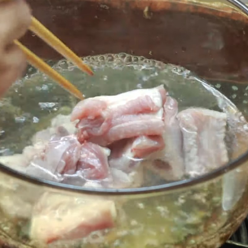 Bước 1 Sơ chế sườn Canh cải chua sườn non heo