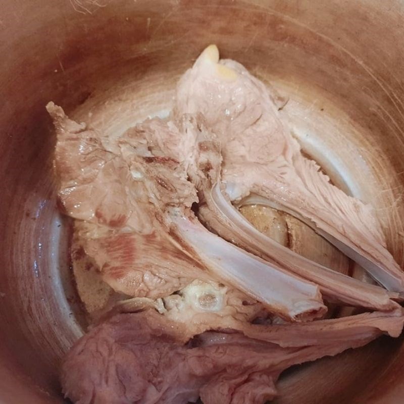 Bước 1 Sơ chế sườn cừu Sườn cừu hầm rau củ