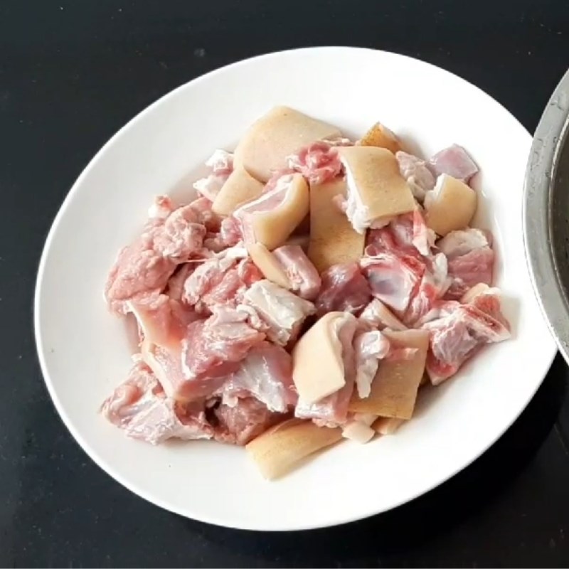 Bước 1 Sơ chế sườn dê Sườn dê xào ớt chuông