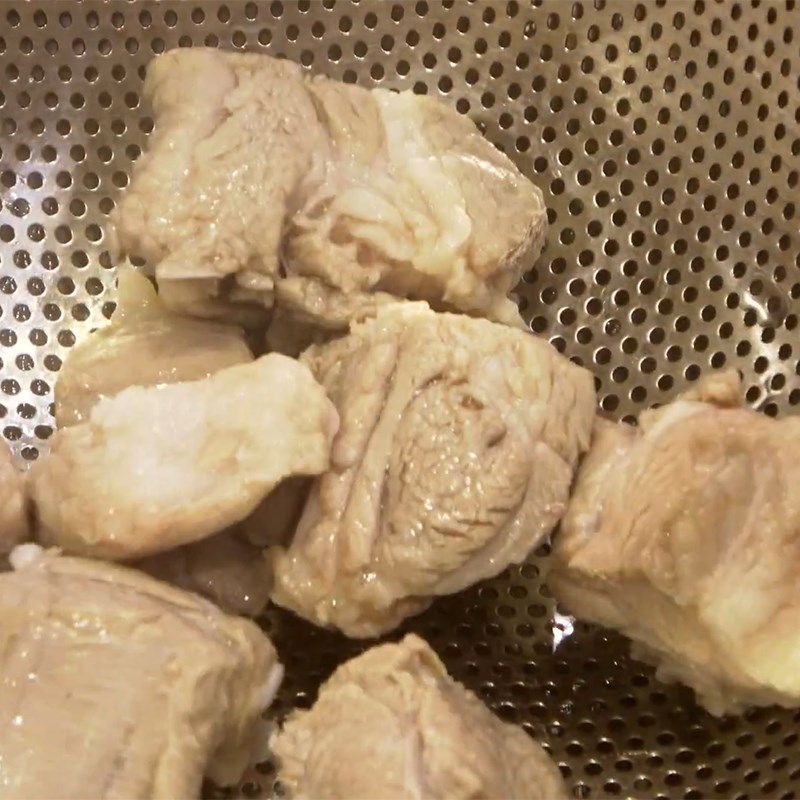 Bước 1 Sơ chế sườn heo Canh khổ qua hầm xương
