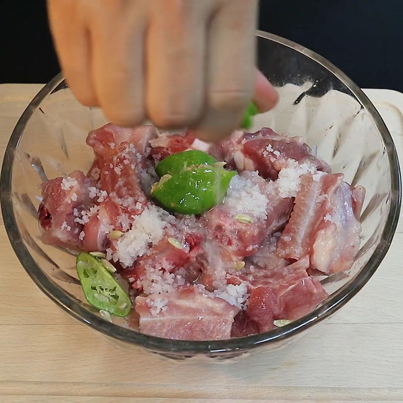 Bước 1 Sơ chế sườn heo Sườn kho coca