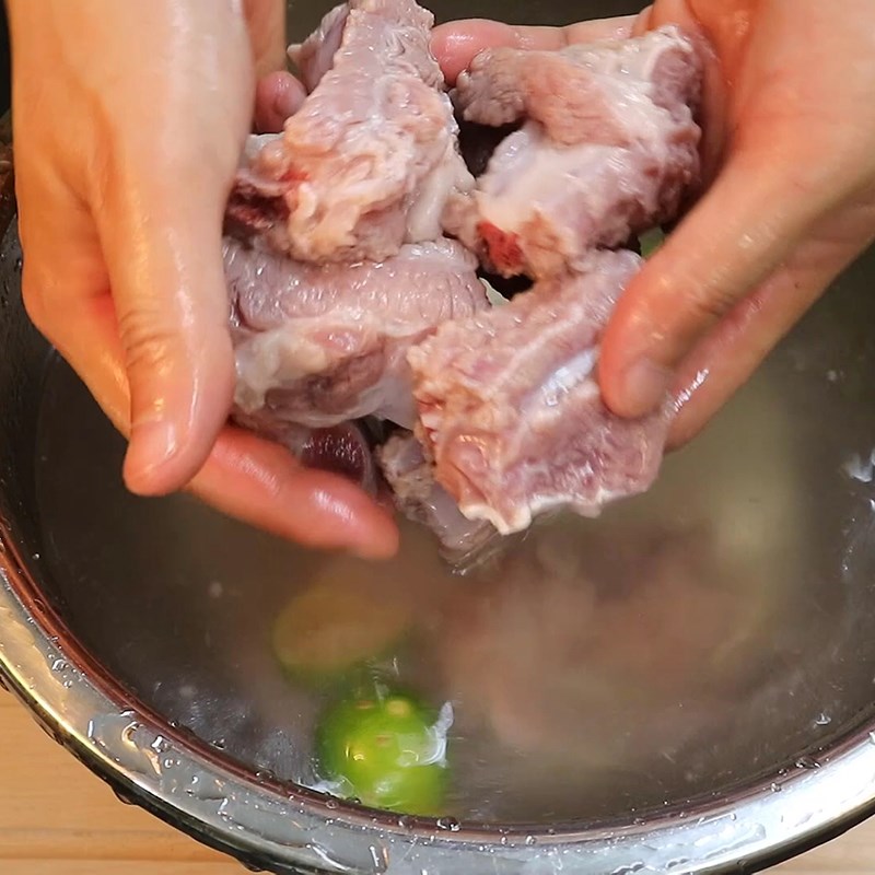 Bước 1 Sơ chế sườn heo Sườn kho coca
