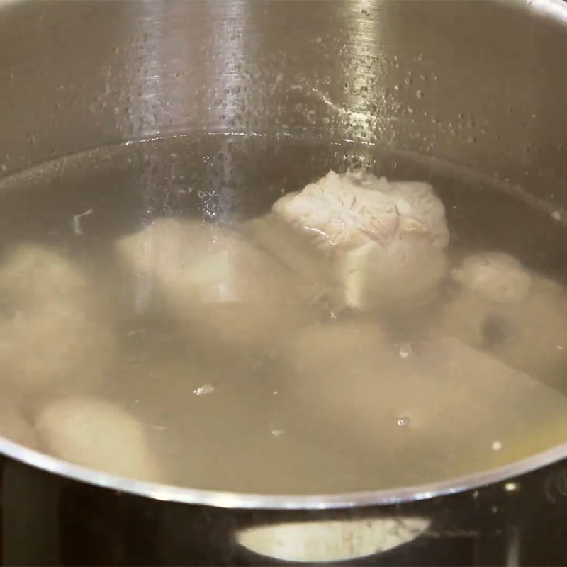Bước 1 Sơ chế sườn heo Canh khổ qua hầm xương