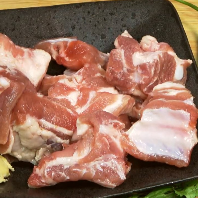 Bước 1 Sơ chế sườn heo Canh khổ qua hầm xương