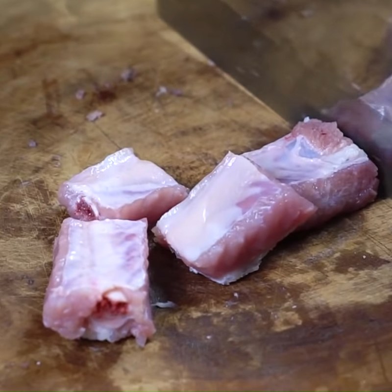 Bước 1 Sơ chế sườn heo Sườn kho đậu hũ