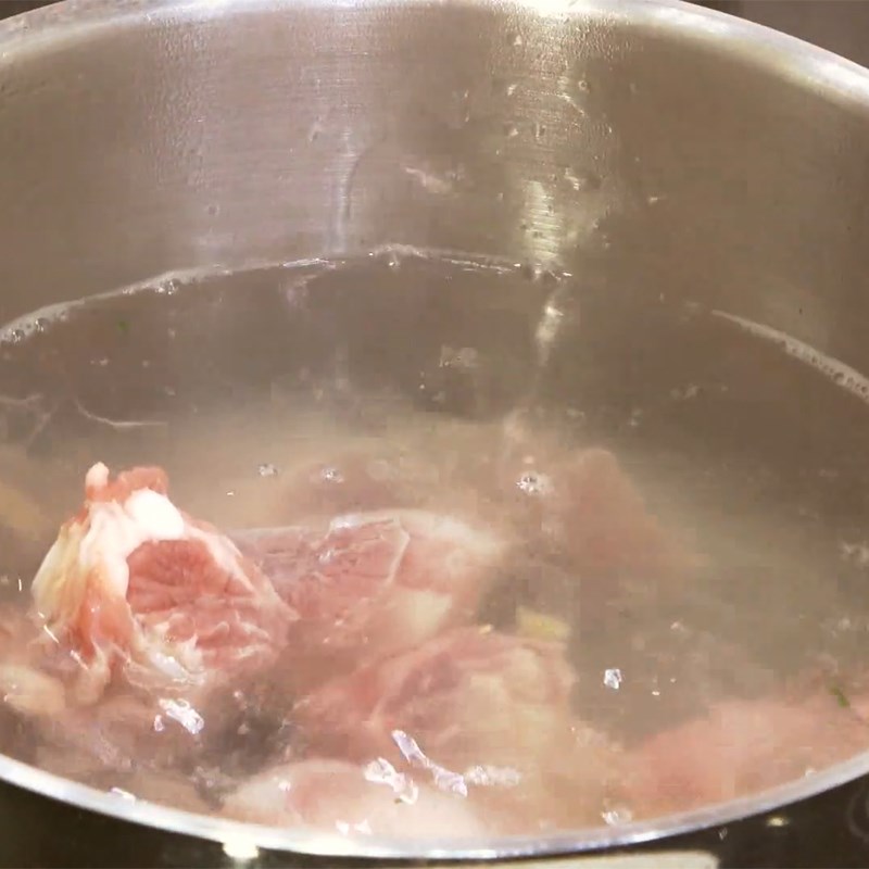 Bước 1 Sơ chế sườn heo Canh khổ qua hầm xương