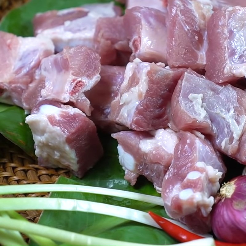Bước 1 Sơ chế sườn heo Sườn kho đậu hũ