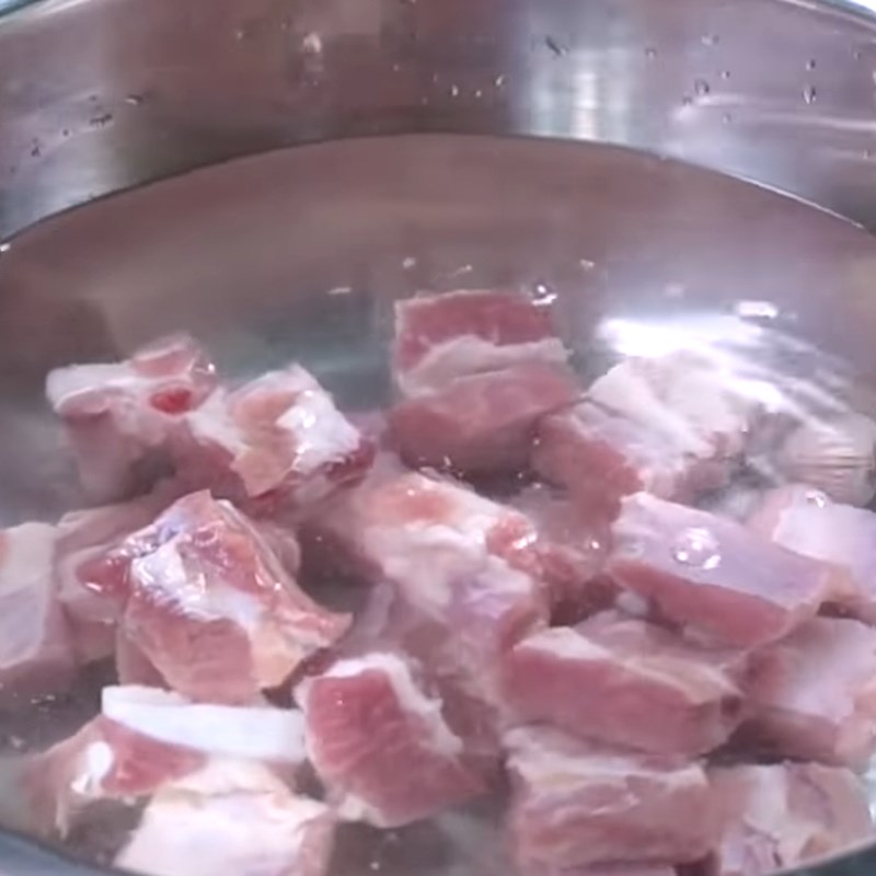 Bước 1 Sơ chế sườn heo Sườn kho đậu hũ