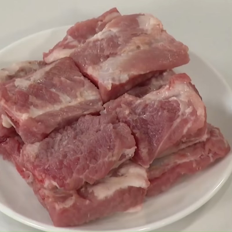 Bước 1 Sơ chế sườn heo Sườn kho đậu hũ