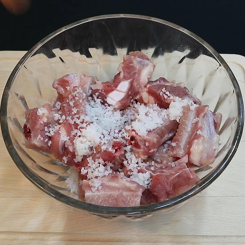 Bước 1 Sơ chế sườn heo Sườn kho coca