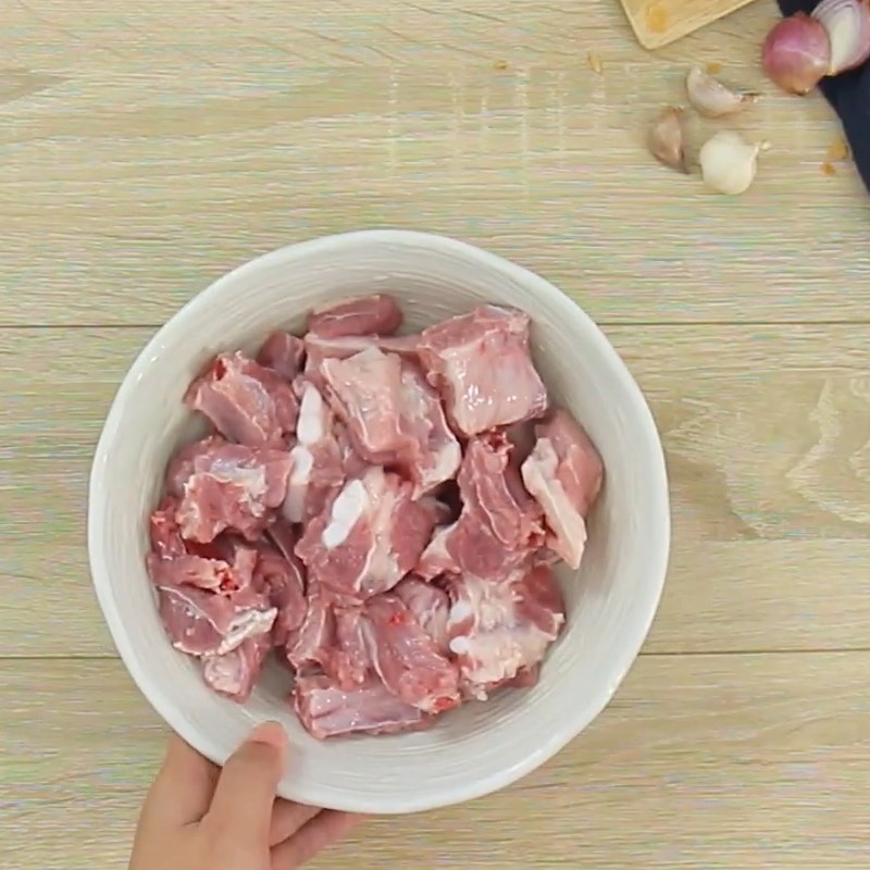Bước 1 Sơ chế sườn non Bánh mì chảo sườn kho