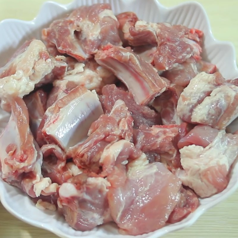 Bước 1 Sơ chế sườn non Sườn non chiên nước mắm