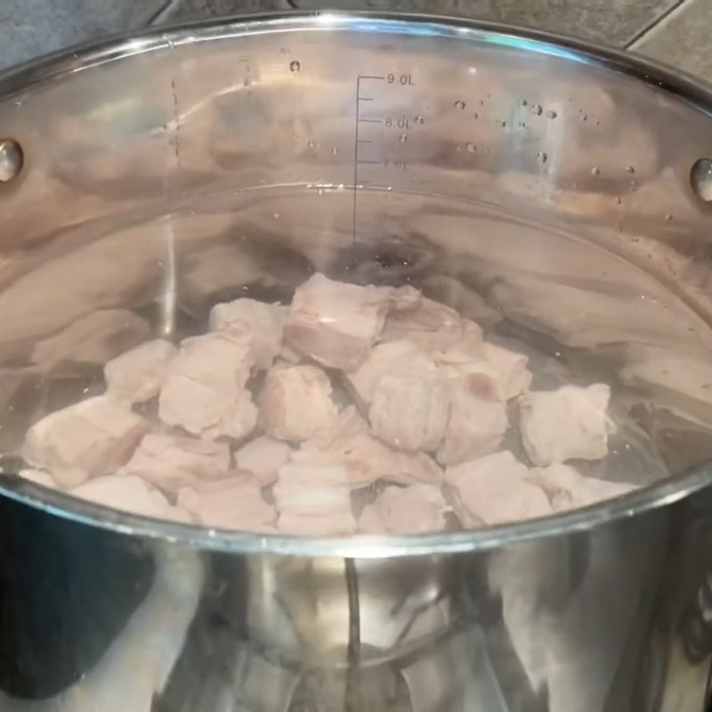 Bước 1 Sơ chế sườn non và ốc Bún riêu cua ốc miền Bắc