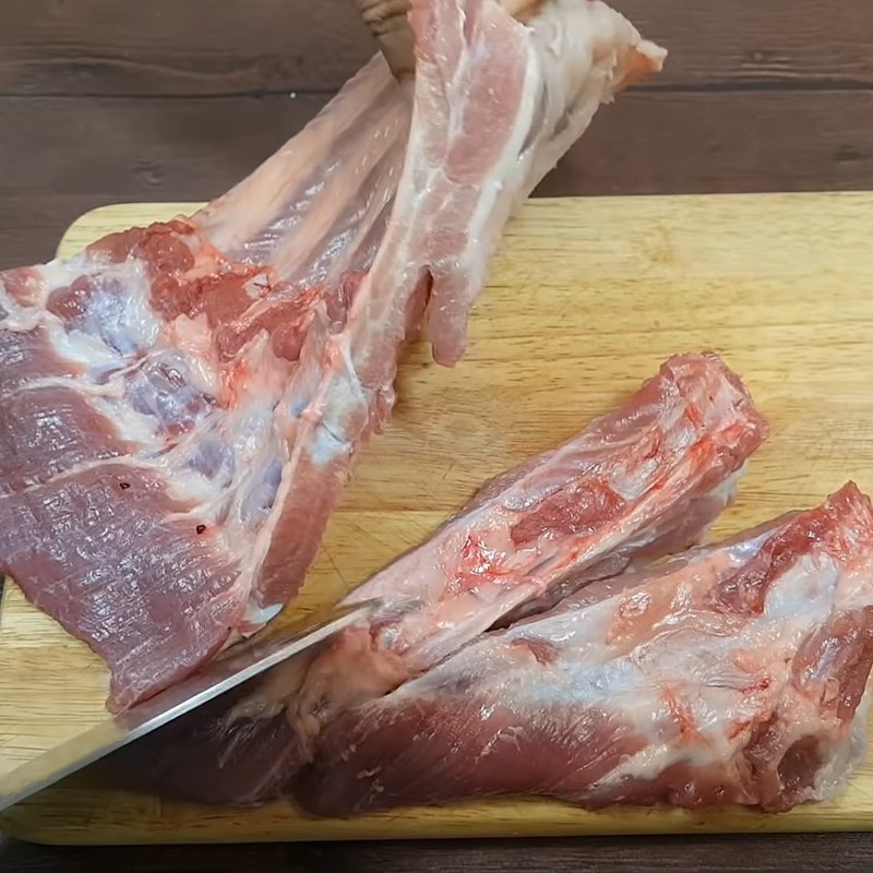 Bước 1 Sơ chế sườn và nguyên liệu Sườn non kho tiêu