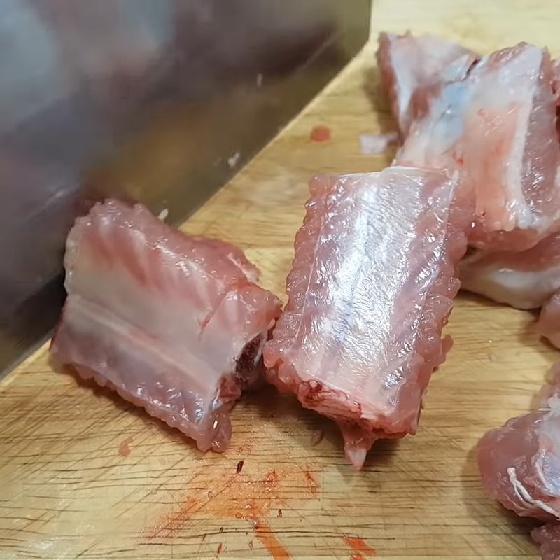 Bước 1 Sơ chế sườn và nguyên liệu Sườn non kho tiêu
