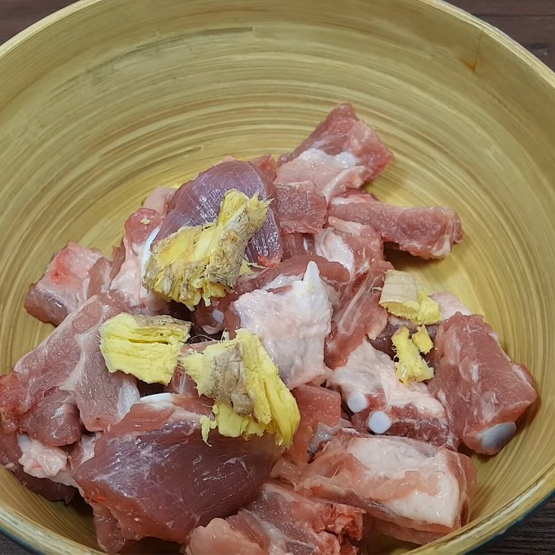 Bước 1 Sơ chế sườn và nguyên liệu Sườn non kho tiêu