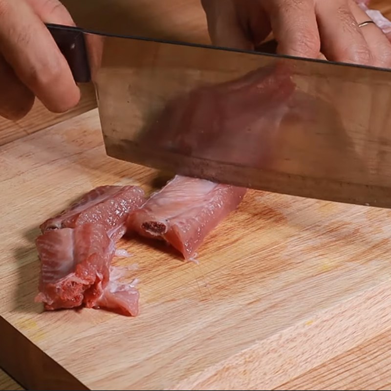Bước 1 Sơ chế sườn Canh cải chua sườn non heo