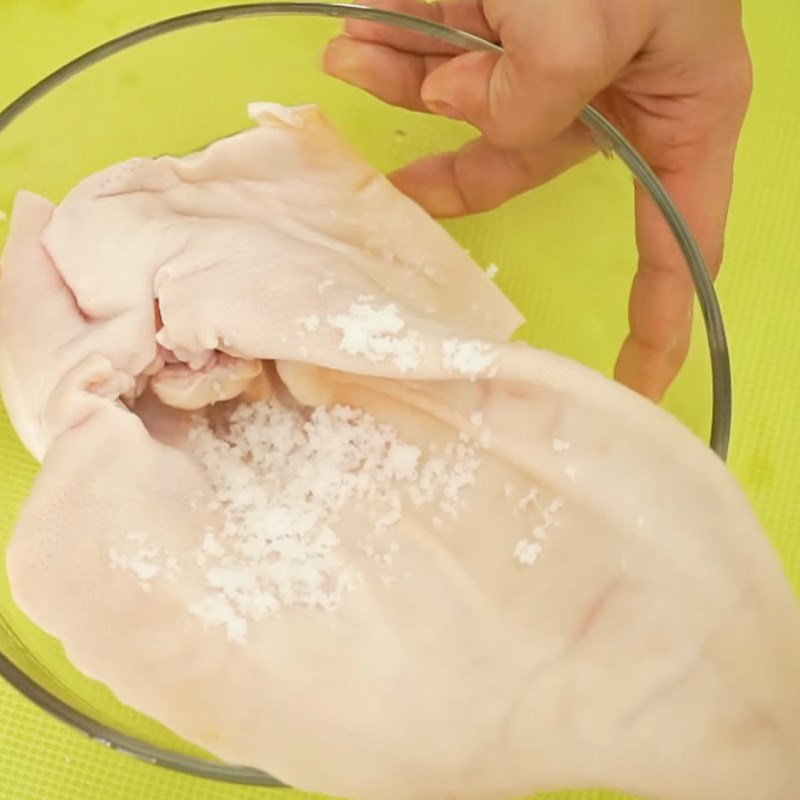Bước 1 Sơ chế tai heo Gỏi ổi tai heo