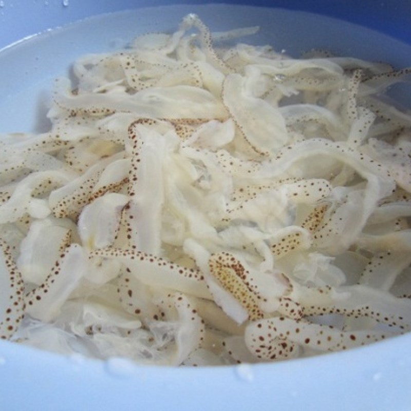 Bước 1 Sơ chế tai heo và sứa Nộm sứa tai lợn