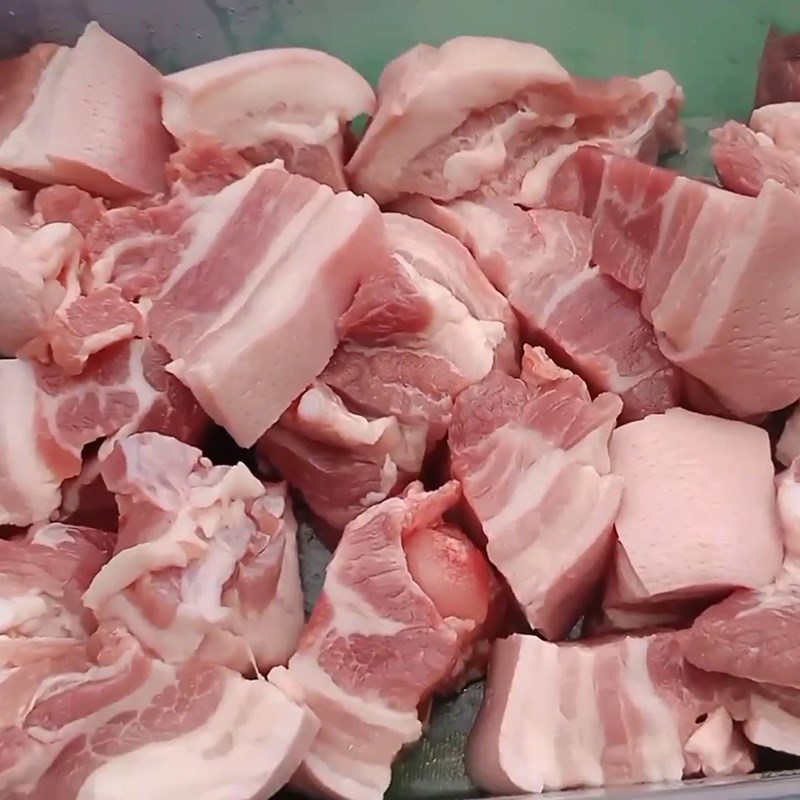 Bước 1 Sơ chế thịt Thịt kho trứng cút