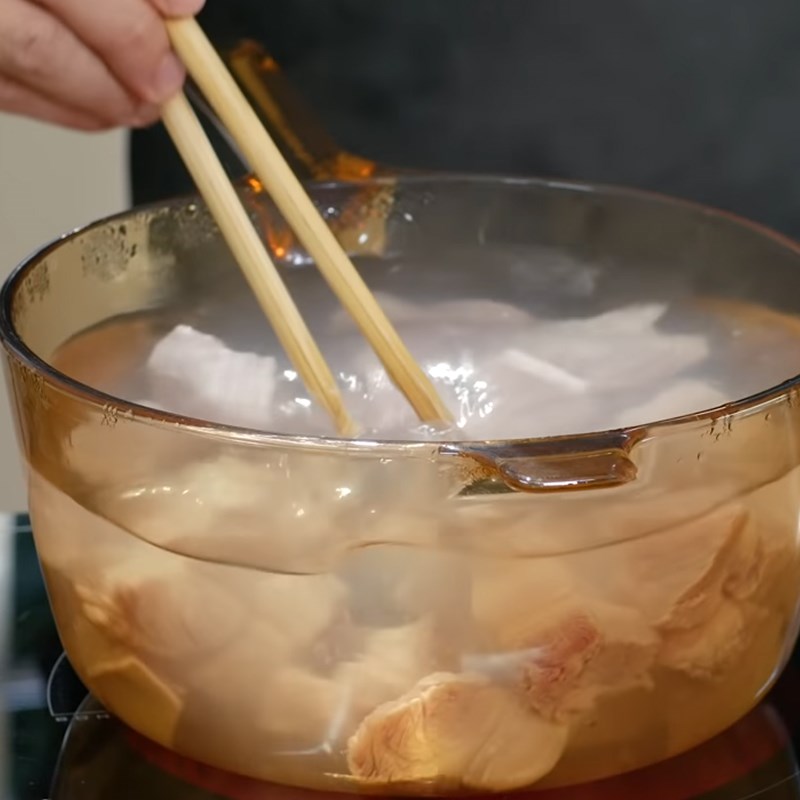Bước 1 Sơ chế thịt Thịt kho trám đen
