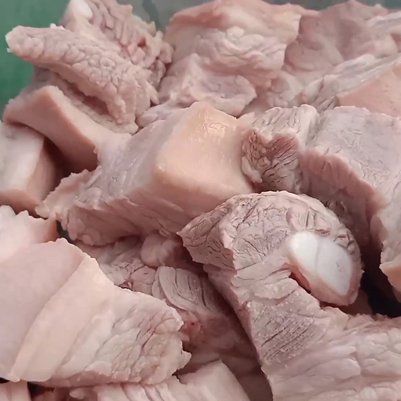 Bước 1 Sơ chế thịt Thịt kho trứng cút
