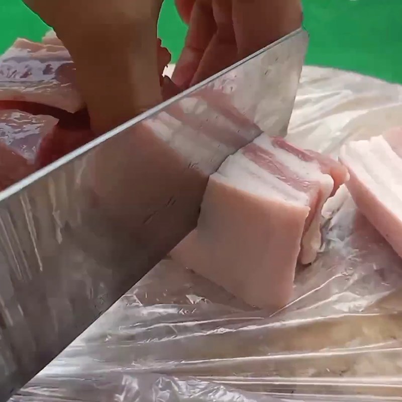 Bước 1 Sơ chế thịt Thịt kho trứng cút