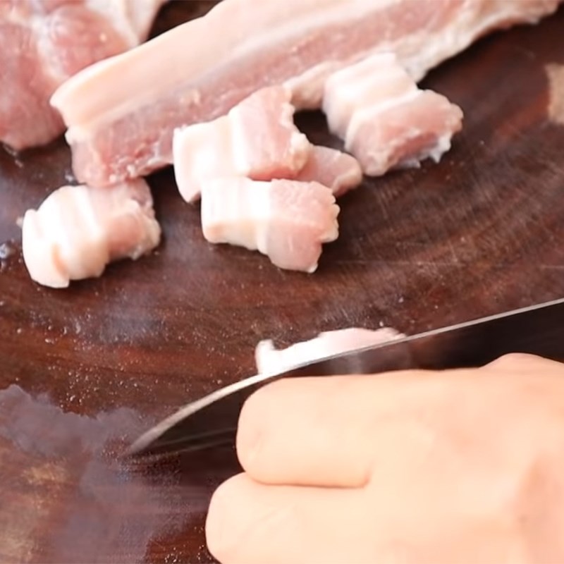 Bước 1 Sơ chế thịt ba chỉ Thịt ba chỉ rim nước mắm