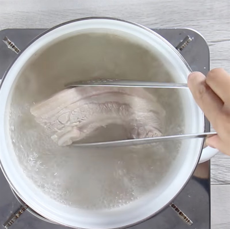 Bước 1 Sơ chế thịt ba chỉ Thịt ba chỉ luộc sốt tỏi cay