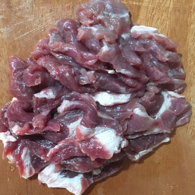 Bước 1 Sơ chế thịt bò Nấm bào ngư xào thịt bò