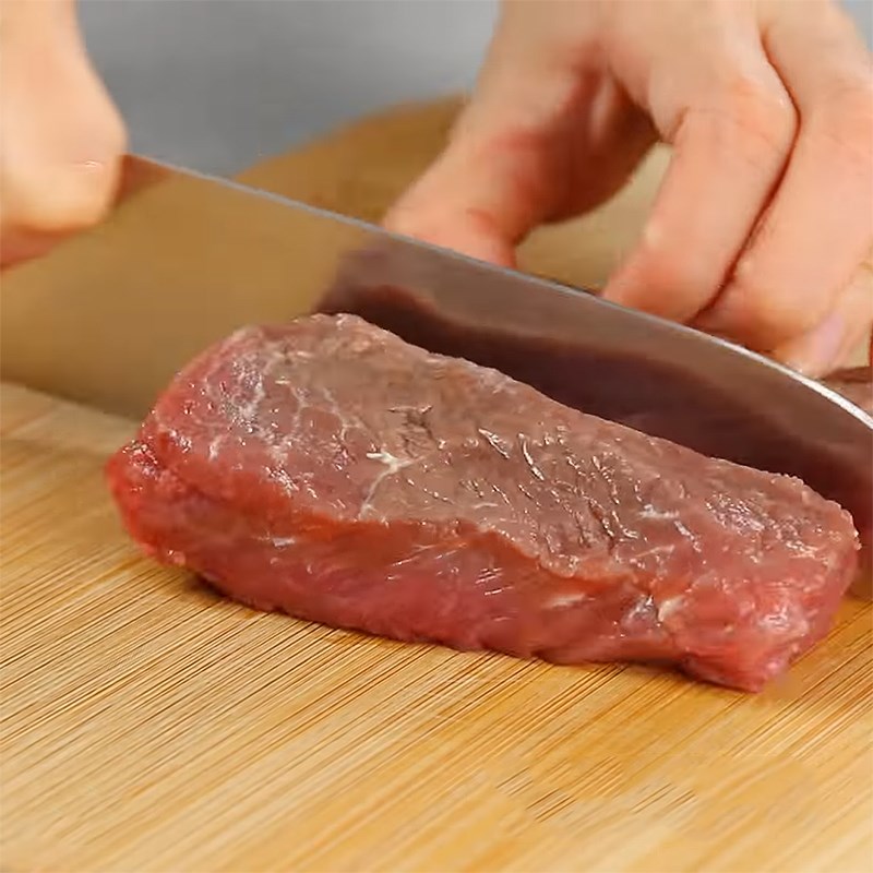 Bước 1 Sơ chế thịt bò Mì trộn thịt bò cay