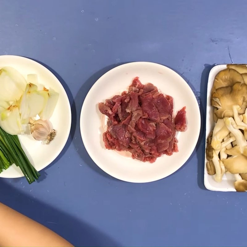 Bước 1 Sơ chế thịt bò Thịt bò xào nấm bào ngư
