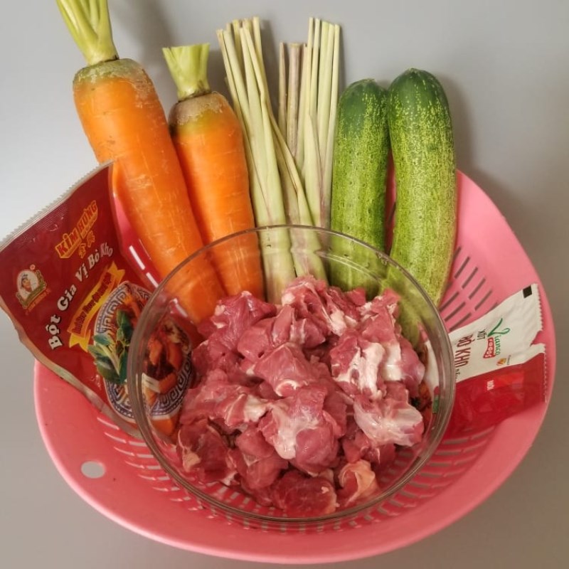 Bước 1 Sơ chế các nguyên liệu Thịt bò kho cà rốt