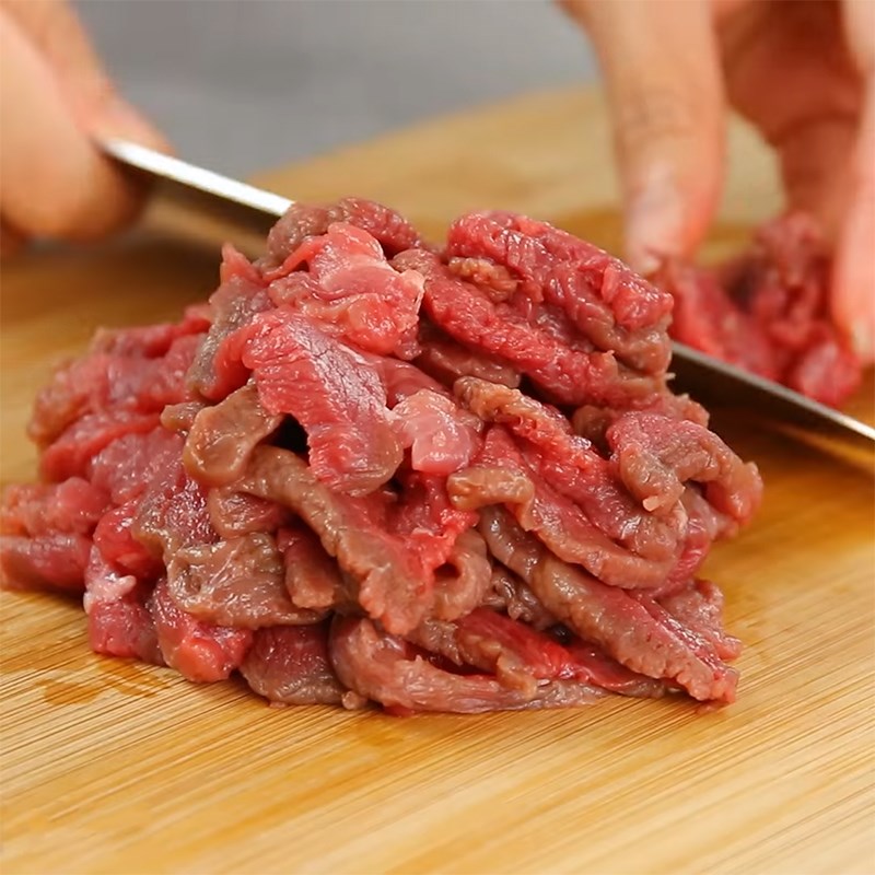 Bước 1 Sơ chế thịt bò Mì trộn thịt bò cay