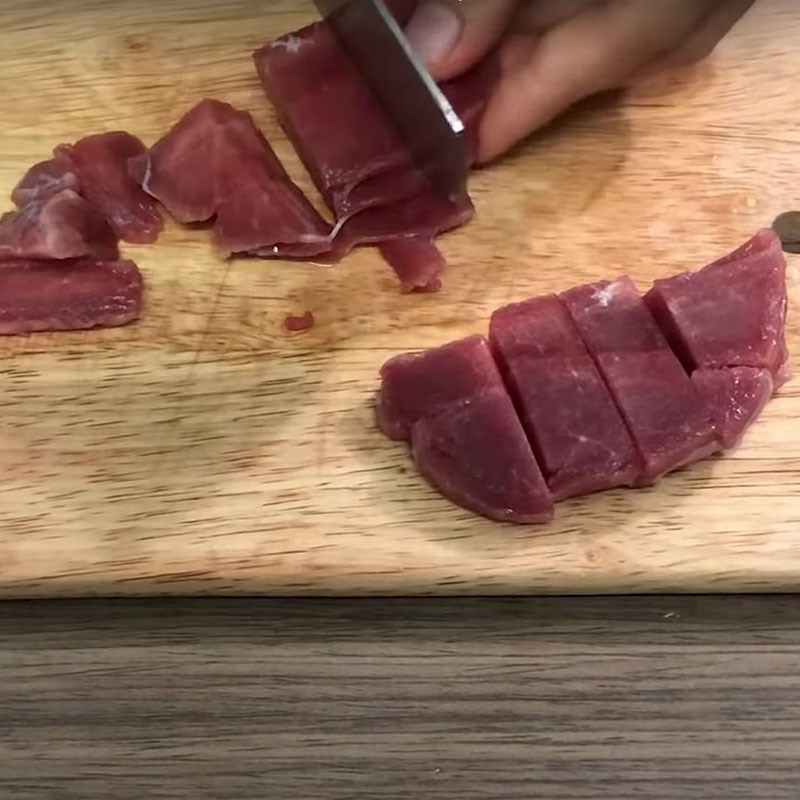 Bước 2 Sơ chế thịt bò Cháo thịt bò rau ngót cho bé ăn dặm