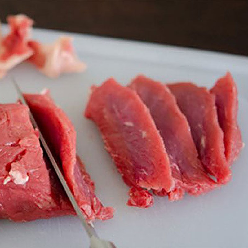 Bước 1 Sơ chế thịt bò Mì trộn thịt bò chua cay