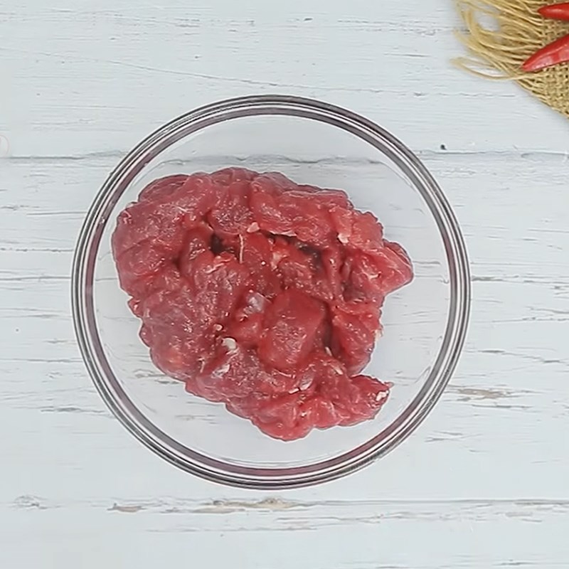 Bước 1 Sơ chế thịt bò Mì trộn thịt bò chua cay