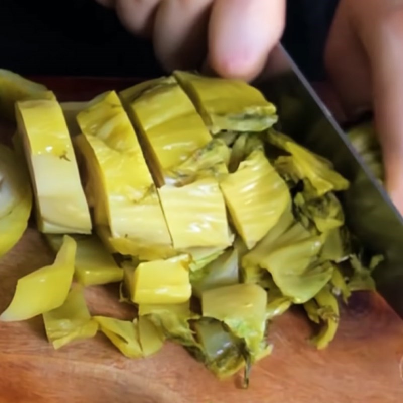 Bước 2 Sơ chế thịt bò và các nguyên liệu Cơm rang dưa bò