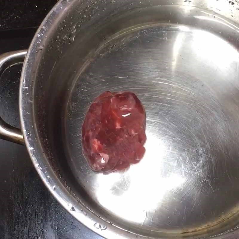 Bước 1 Sơ chế thịt bò và luộc thịt bò Cháo thịt bò bí đỏ