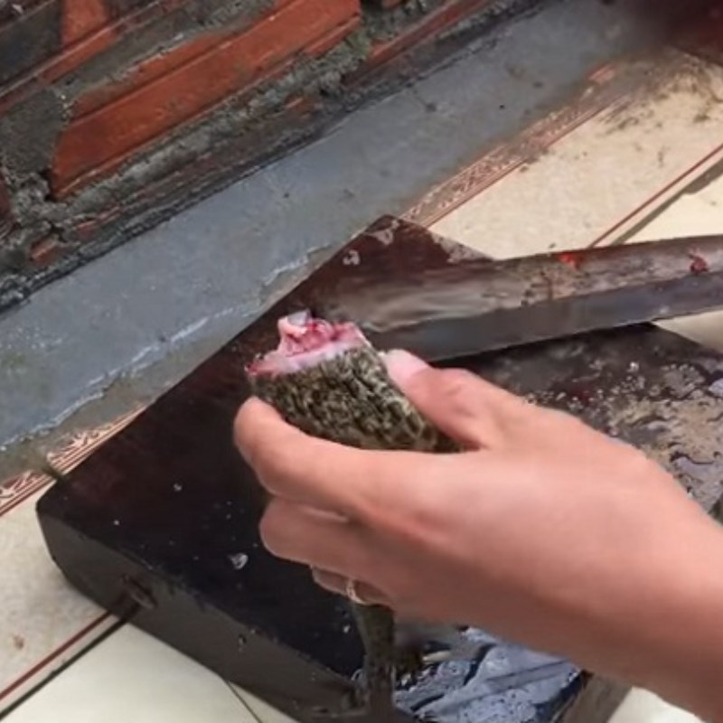 Bước 1 Sơ chế thịt ếch Măng trúc xào ếch