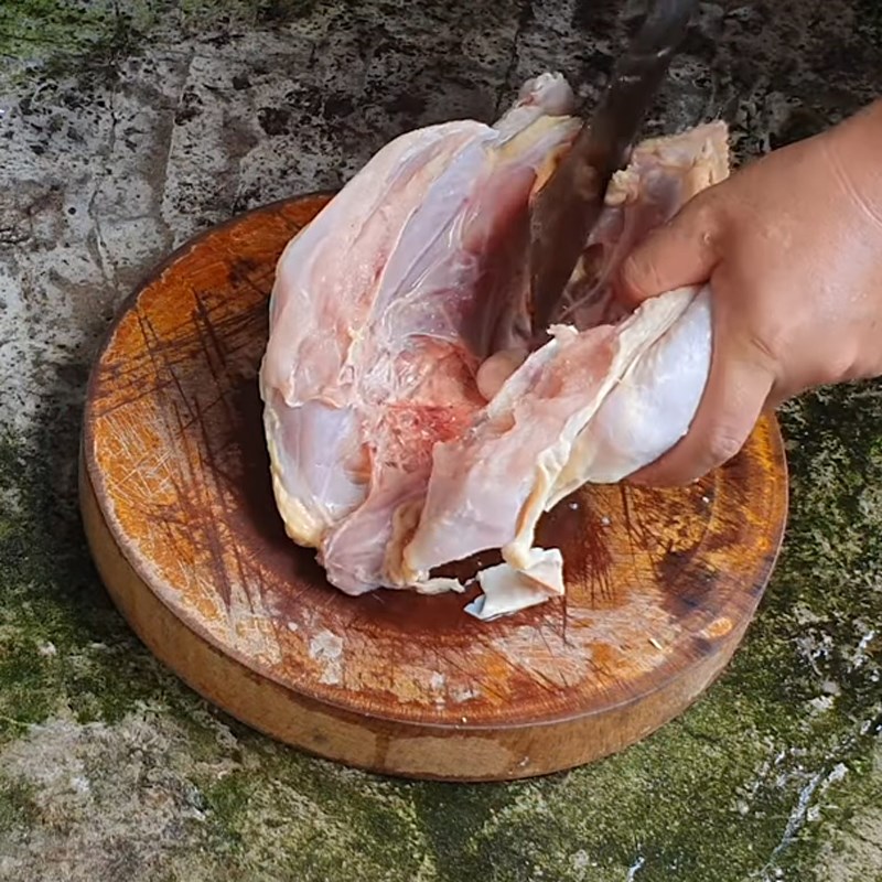 Bước 1 Sơ chế thịt gà Lẩu gà nấu tiêu xanh