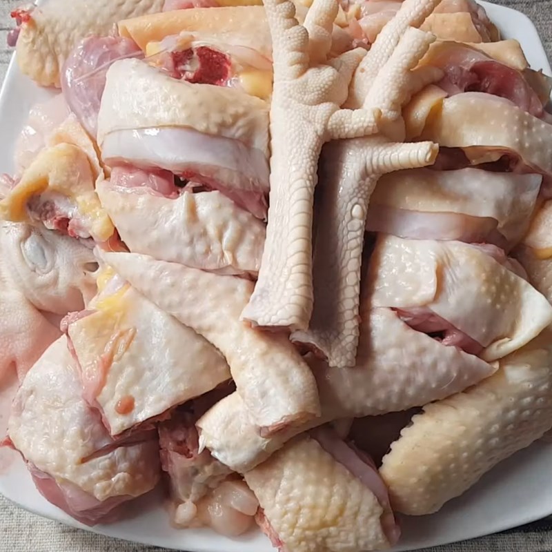 Bước 1 Sơ chế thịt gà Lẩu gà lá giang