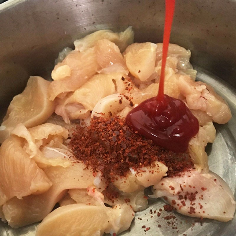 Bước 1 Sơ chế thịt gà Gà xào phô mai