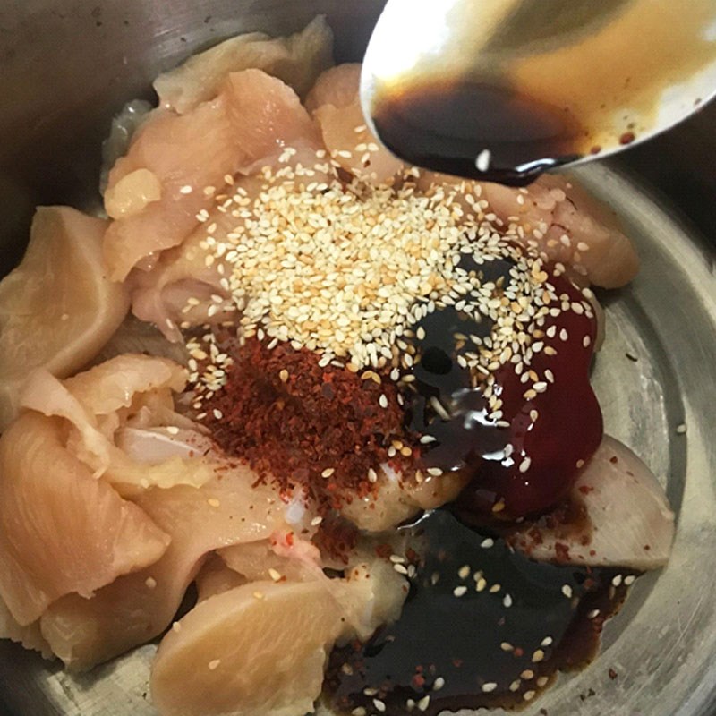Bước 1 Sơ chế thịt gà Gà xào phô mai