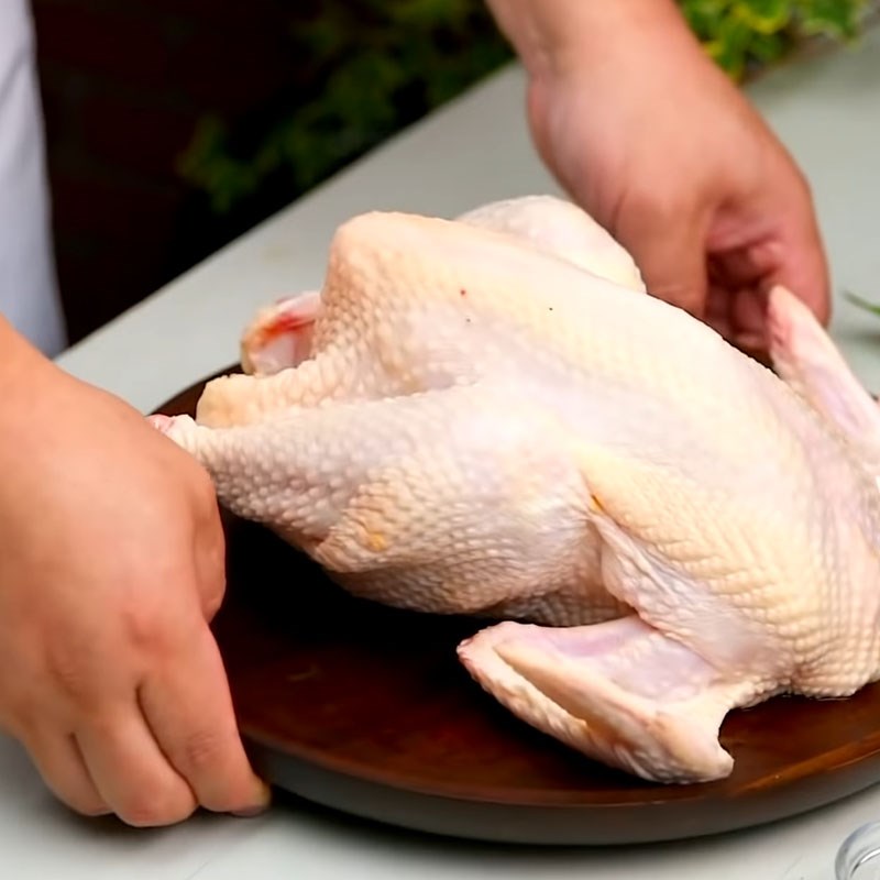 Bước 1 Sơ chế thịt gà Gà nướng nguyên con phủ tỏi mè