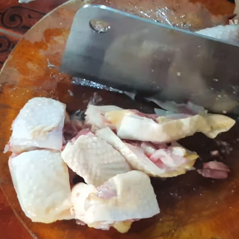 Bước 1 Sơ chế thịt gà Lẩu gà lá giang