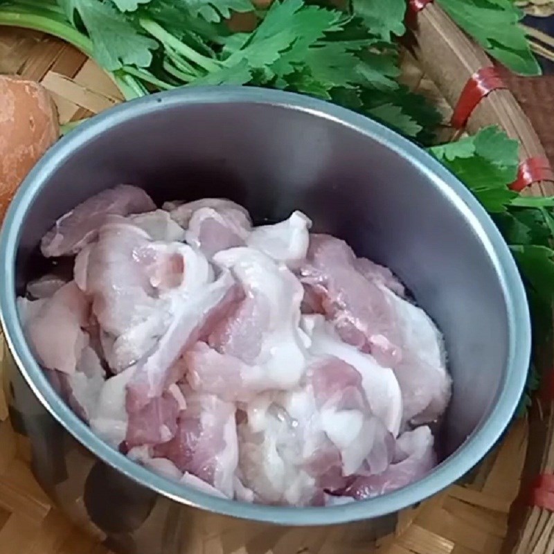 Bước 1 Sơ chế thịt heo Su su xào thịt ba rọi